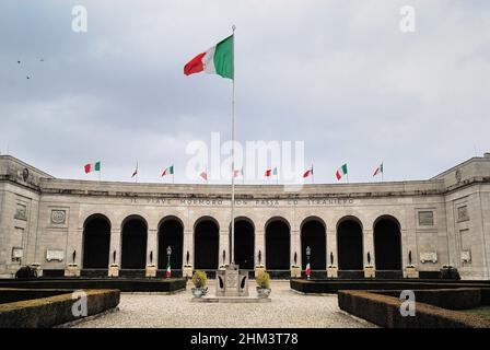 Venetien, Italien, Fagarè della Battaglia. Italienisches Denkmal des Ersten Weltkriegs. Der Schrein wurde in der faschistischen Zeit erbaut und enthält die Überreste von 5.191 identifizierten Soldaten und 5.350 unbekannten Soldaten, die an der Piave-Front starben. Hier ruht auch ein Offizier des amerikanischen Roten Kreuzes, Leutnant Edward McKey, Freund des Schriftstellers Ernest Hemingway. Stockfoto