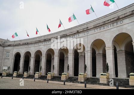 Venetien, Italien, Fagarè della Battaglia. Italienisches Denkmal des Ersten Weltkriegs. Der Schrein wurde in der faschistischen Zeit erbaut und enthält die Überreste von 5.191 identifizierten Soldaten und 5.350 unbekannten Soldaten, die an der Piave-Front starben. Hier ruht auch ein Offizier des amerikanischen Roten Kreuzes, Leutnant Edward McKey, Freund des Schriftstellers Ernest Hemingway. Stockfoto