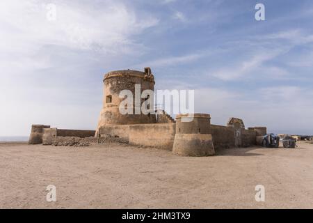 Cabo de gata Spanien. San Miguel Turm am Strand von Cabo de gata, Almeria, Spanien. Stockfoto