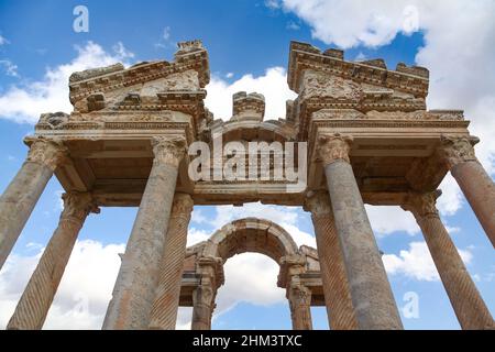 Karacasu, Aydin, Türkei - 8 2016. Oktober: Tetrapylon-Ruinen von Aphrodisias, (UNESCO-Weltkulturerbe, 2017) Stockfoto