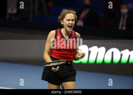 St. Peterburg, Russland. 07th. Februar 2022. Erika Andreeva aus Russland reagiert während des St. Petersburger Ladies Trophy 2022 Tennisturniers gegen den Deutschen Jule Niemeier.Endstand; Erika Andreeva 1:2 Jule Niemeier. (Foto von Maksim Konstantinov/SOPA Images/Sipa USA) Quelle: SIPA USA/Alamy Live News Stockfoto