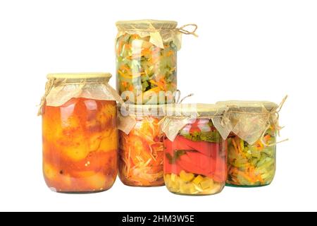 Verschiedene Gläser aus hausgemachtem eingelegtem oder fermentiertem buntem Gemüse auf weißem Hintergrund isoliert. Fermentiertes Lebensmittelkonzept. Stockfoto