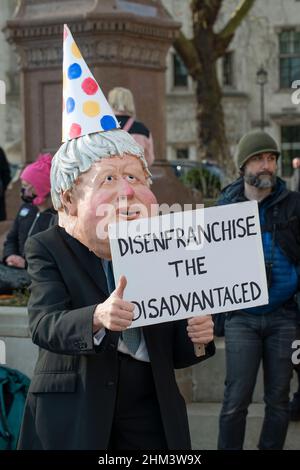 London, Großbritannien, 5th. Februar 2022. Protestler, der als Premierminister Boris Johnson bei der Make Votes Matter-Kundgebung gekleidet war, aus Protest gegen das Gesetz der Tory-Regierung über unlautere Wahlen. Die Make Votes Matters-Bewegung will die proportionale Repräsentanz in den Houses of Common in Westminster einführen. Stockfoto