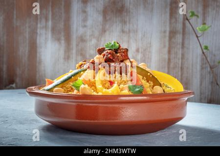 Couscous mit Fleisch und Gemüse, traditionelles marokkanisches Gericht, mit Kichererbsen und Koriander Stockfoto