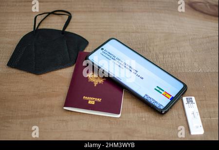 Antigentest, Reisepass, EU Digital COVID Zertifikat und FFP2 Maske auf einem Holztisch. Neues Normal- und Reisekonzept. Stockfoto