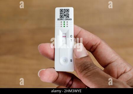 Hand einer schwarzen Frau, die eine TESTRADE mit Quick Antigen Detection hält. Negatives Ergebnis. Covid-19. Stockfoto