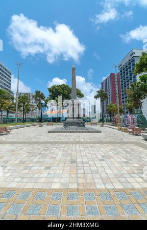 Recife, PE, Brasilien - 14. Oktober 2021: Boa Viagem Platz und der Obelisk. Stockfoto