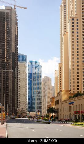 Dubai, Vereinigte Arabische Emirate - 21. Januar 2022: Dubai Marina Tagsüber Wolkenkratzer und Straßendetails. Stockfoto