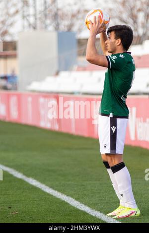 Sevilla, Spanien. 06th. Februar 2022. Aaron Romero Catalan (5) von CD Castellon gesehen während des Primera RFEF-Spiels zwischen Sevilla Atletico und CD Castellon im Jesus Navas-Stadion in Sevilla. (Foto: Mario Diaz Rasero Kredit: Gonzales Foto/Alamy Live News Stockfoto