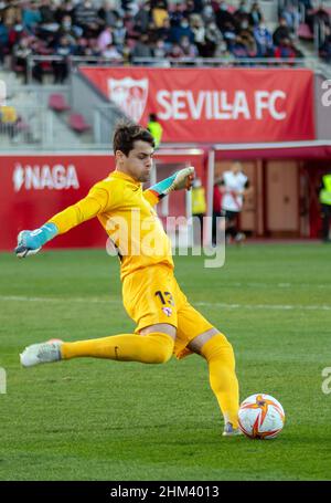 Sevilla, Spanien. 06th. Februar 2022. Torhüter Javi Diaz (13) von Sevilla Atletico während des Primera RFEF-Spiels zwischen Sevilla Atletico und CD Castellon im Jesus Navas-Stadion in Sevilla gesehen. (Foto: Mario Diaz Rasero Kredit: Gonzales Foto/Alamy Live News Stockfoto