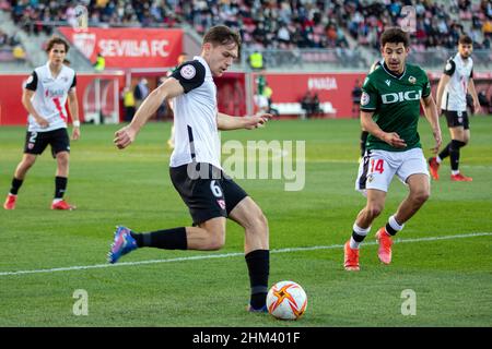 Sevilla, Spanien. 06th. Februar 2022. Juan Miguel Garcia (6) aus Sevilla Atletico, gesehen während des Primera RFEF-Spiels zwischen Sevilla Atletico und CD Castellon im Jesus Navas-Stadion in Sevilla. (Foto: Mario Diaz Rasero Kredit: Gonzales Foto/Alamy Live News Stockfoto