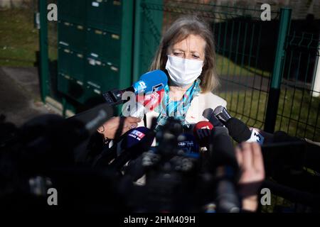 Der französische Staatsanwalt von Evreux Dominique Puechmaille spricht vor der Presse der Gendarmerie von Vexin-sur Epte, nördlich von Paris, um bekannt zu geben, dass Levallois, der ehemalige Bürgermeister Patrick Balkany, am 7. Februar 2022 in Fleury-Merogis inhaftiert wird. Foto von Raphael Lafargue/ABACAPRESS.COM Stockfoto