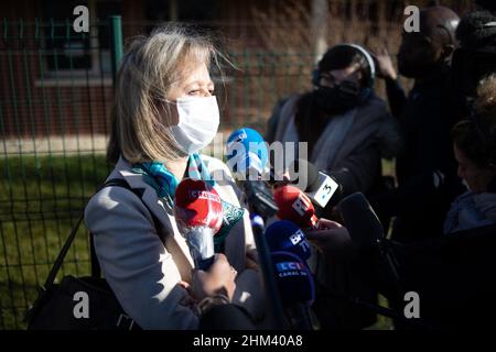 Der französische Staatsanwalt von Evreux Dominique Puechmaille spricht vor der Presse der Gendarmerie von Vexin-sur Epte, nördlich von Paris, um bekannt zu geben, dass Levallois, der ehemalige Bürgermeister Patrick Balkany, am 7. Februar 2022 in Fleury-Merogis inhaftiert wird. Foto von Raphael Lafargue/ABACAPRESS.COM Stockfoto