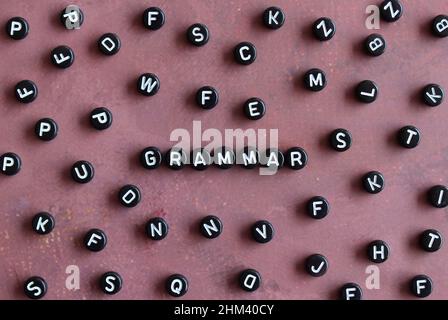 Draufsicht Bild von Alphabet Perlen mit Text GRAMMATIK. Stockfoto