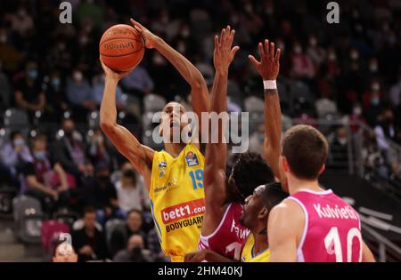 Bonn, Deutschland. 06th. Februar 2022. Basketball-Bundesliga, Matchday 20, BBL, Telekom Baskets Bonn vs Alba Berlin, Louis Olinde (Alba) kämpfen um den Ball. Quelle: Jürgen Schwarz/Alamy Live News Stockfoto