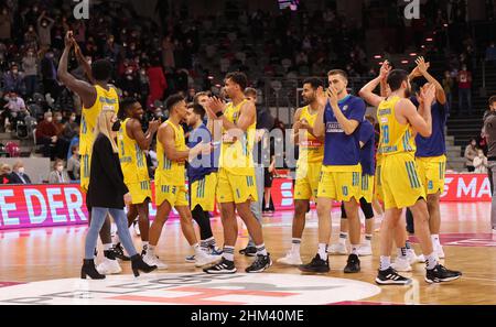 Bonn, Deutschland. 06th. Februar 2022. Basketball-Bundesliga, Matchday 20, BBL, Telekom Baskets Bonn vs Alba Berlin, Berliner Spieler feiern nach dem Spielsieg. Quelle: Jürgen Schwarz/Alamy Live News Stockfoto