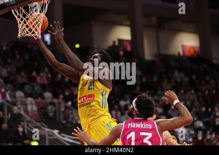 Bonn, Deutschland. 06th. Februar 2022. Basketball-Bundesliga, Matchday 20, BBL, Telekom Baskets Bonn vs Alba Berlin, Christ Koumadje (Alba) punktet. Quelle: Jürgen Schwarz/Alamy Live News Stockfoto
