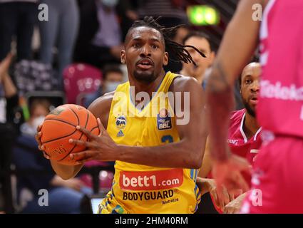 Bonn, Deutschland. 06th. Februar 2022. Basketball-Bundesliga, Matchday 20, BBL, Telekom Baskets Bonn vs Alba Berlin, Jaleen Smith (Alba) steuert den Ball. Quelle: Jürgen Schwarz/Alamy Live News Stockfoto