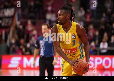 Bonn, Deutschland. 06th. Februar 2022. Basketball-Bundesliga, Matchday 20, BBL, Telekom Baskets Bonn vs Alba Berlin, Jaleen Smith (Alba) steuert den Ball. Quelle: Jürgen Schwarz/Alamy Live News Stockfoto