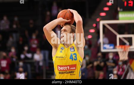 Bonn, Deutschland. 06th. Februar 2022. Basketball-Bundesliga, Matchday 20, BBL, Telekom Baskets Bonn vs Alba Berlin, Luke Sikma (Alba) steuert den Ball. Quelle: Jürgen Schwarz/Alamy Live News Stockfoto
