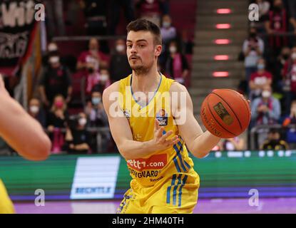 Bonn, Deutschland. 06th. Februar 2022. Basketball-Bundesliga, Matchday 20, BBL, Telekom Baskets Bonn vs Alba Berlin, Jonas Mattisseck (Alba) steuert den Ball. Quelle: Jürgen Schwarz/Alamy Live News Stockfoto