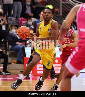 Bonn, Deutschland. 06th. Februar 2022. Basketball-Bundesliga, Matchday 20, BBL, Telekom Baskets Bonn vs Alba Berlin, Jaleen Smith (Alba) steuert den Ball. Quelle: Jürgen Schwarz/Alamy Live News Stockfoto