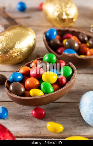 Bunte Schokolade Ostereier auf hölzernen Tisch Stockfoto