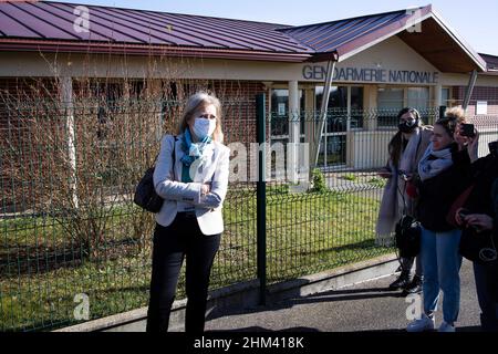 Vexin-sur Epte, Paris, Frankreich. 7th. Februar 2022. Der französische Staatsanwalt von Evreux Dominique Puechmaille spricht vor der Presse der Gendarmerie von Vexin-sur Epte, nördlich von Paris, um bekannt zu geben, dass Levallois, der ehemalige Bürgermeister Patrick Balkany, am 7. Februar 2022 in Fleury-Merogis inhaftiert wird. Foto von Raphael Lafargue/ABACAPRESS.COM Quelle: Abaca Press/Alamy Live News Stockfoto