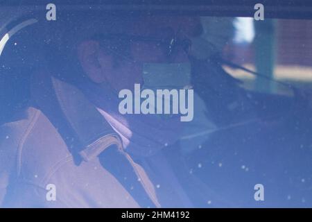 Vexin-sur Epte, Paris, Frankreich. 7th. Februar 2022. Levallois der ehemalige Bürgermeister Patrick Balkany verlässt in einem Polizeiauto die Gendarmerie von Vexin-sur Epte, nördlich von Paris, nachdem der französische Staatsanwalt von Evreux angekündigt hatte, am 7. Februar 2022 inhaftiert zu werden. Foto von Raphael Lafargue/ABACAPRESS.COM Quelle: Abaca Press/Alamy Live News Stockfoto