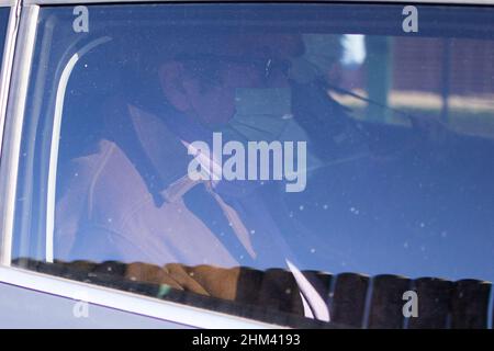 Vexin-sur Epte, Paris, Frankreich. 7th. Februar 2022. Levallois der ehemalige Bürgermeister Patrick Balkany verlässt in einem Polizeiauto die Gendarmerie von Vexin-sur Epte, nördlich von Paris, nachdem der französische Staatsanwalt von Evreux angekündigt hatte, am 7. Februar 2022 inhaftiert zu werden. Foto von Raphael Lafargue/ABACAPRESS.COM Quelle: Abaca Press/Alamy Live News Stockfoto