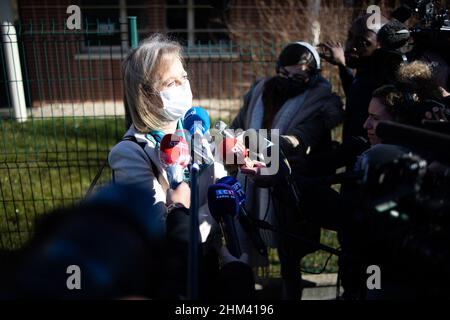 Vexin-sur Epte, Paris, Frankreich. 7th. Februar 2022. Der französische Staatsanwalt von Evreux Dominique Puechmaille spricht vor der Presse der Gendarmerie von Vexin-sur Epte, nördlich von Paris, um bekannt zu geben, dass Levallois, der ehemalige Bürgermeister Patrick Balkany, am 7. Februar 2022 in Fleury-Merogis inhaftiert wird. Foto von Raphael Lafargue/ABACAPRESS.COM Quelle: Abaca Press/Alamy Live News Stockfoto