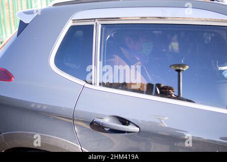 Vexin-sur Epte, Paris, Frankreich. 7th. Februar 2022. Levallois der ehemalige Bürgermeister Patrick Balkany verlässt in einem Polizeiauto die Gendarmerie von Vexin-sur Epte, nördlich von Paris, nachdem der französische Staatsanwalt von Evreux angekündigt hatte, am 7. Februar 2022 inhaftiert zu werden. Foto von Raphael Lafargue/ABACAPRESS.COM Quelle: Abaca Press/Alamy Live News Stockfoto