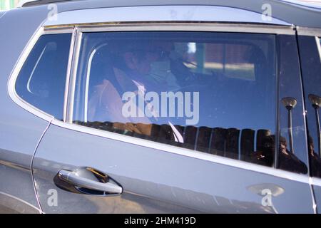 Vexin-sur Epte, Paris, Frankreich. 7th. Februar 2022. Levallois der ehemalige Bürgermeister Patrick Balkany verlässt in einem Polizeiauto die Gendarmerie von Vexin-sur Epte, nördlich von Paris, nachdem der französische Staatsanwalt von Evreux angekündigt hatte, am 7. Februar 2022 inhaftiert zu werden. Foto von Raphael Lafargue/ABACAPRESS.COM Quelle: Abaca Press/Alamy Live News Stockfoto