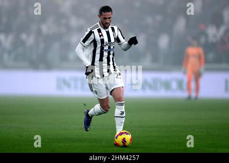 Turin, Italien. 06th. Februar 2022. Adrien Rabiot von Juventus FC kontrolliert den Ball während des Serie-A-Spiels zwischen Juventus FC und Hellas Verona FC im Allianz Stadium am 6. Februar 2022 in Turin, Italien. Quelle: Marco Canoniero/Alamy Live News Stockfoto