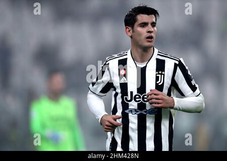 Turin, Italien. 06th. Februar 2022. Alvaro Morata von Juventus FC sieht während des Serie-A-Spiels zwischen Juventus FC und Hellas Verona FC am 6. Februar 2022 im Allianz Stadium in Turin, Italien, aus. Quelle: Marco Canoniero/Alamy Live News Stockfoto