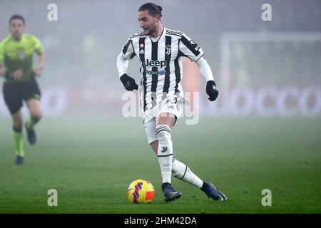 Turin, Italien. 06th. Februar 2022. Adrien Rabiot von Juventus FC kontrolliert den Ball während des Serie-A-Spiels zwischen Juventus FC und Hellas Verona FC im Allianz Stadium am 6. Februar 2022 in Turin, Italien. Quelle: Marco Canoniero/Alamy Live News Stockfoto