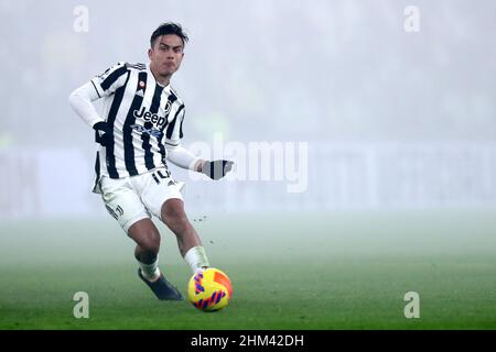 Turin, Italien. 06th. Februar 2022. Paulo Dybala von Juventus FC kontrolliert den Ball während des Serie-A-Spiels zwischen Juventus FC und Hellas Verona FC im Allianz Stadium am 6. Februar 2022 in Turin, Italien. Quelle: Marco Canoniero/Alamy Live News Stockfoto