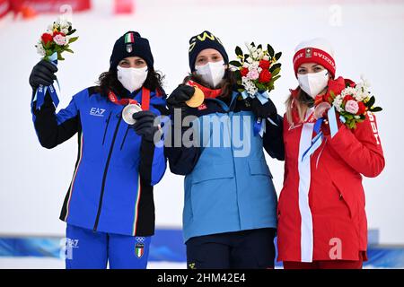 Peking, China. 7th. Februar 2022. Die Silbermedaillengewinnerin Federica Brignone aus Italien, die Goldmedaillengewinnerin Sara Hector aus Schweden und die Bronzemedaillengewinnerin Lara gut-Behrami aus der Schweiz (von L bis R) feiern während der Preisverleihung nach dem Alpinen Ski-Riesenslalom der Frauen im Nationalen Alpinen Skizentrum im Bezirk Yanqing, Peking, Hauptstadt von China, 7. Februar 2022. Quelle: Chen Bin/Xinhua/Alamy Live News Stockfoto