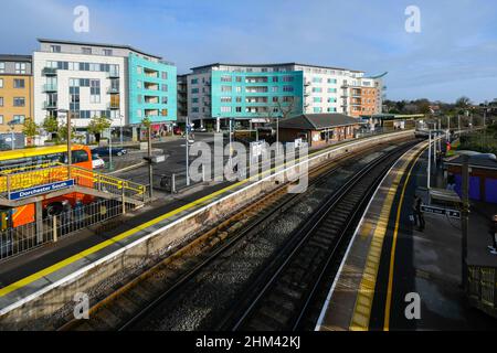 Dorchester, Dorset, Großbritannien. 7th. Februar 2022. Wetter in Großbritannien. Gesamtansicht des Bahnhofs Dorchester South in Dorset mit Blick auf die Brewery Square-Entwicklung an einem Morgen mit warmem, trüben Sonnenschein. Bildnachweis: Graham Hunt/Alamy Live News Stockfoto