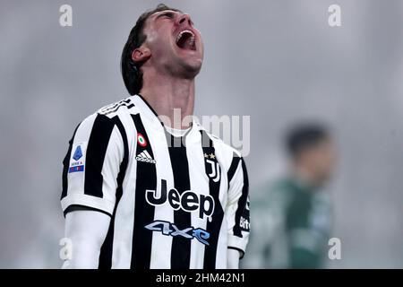 Turin, Italien. 06th. Februar 2022. Dusan Vlahovic von Juventus FC sieht am 6. Februar 2022 im Allianz Stadium in Turin, Italien, beim Spiel der Serie A zwischen Juventus FC und Hellas Verona FC, niedergeschlagen aus. Quelle: Marco Canoniero/Alamy Live News Stockfoto