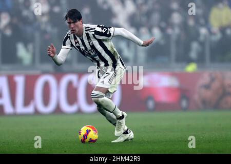 Turin, Italien. 06th. Februar 2022. Dusan Vlahovic von Juventus FC kontrolliert den Ball während des Serie-A-Spiels zwischen Juventus FC und Hellas Verona FC im Allianz Stadium am 6. Februar 2022 in Turin, Italien. Quelle: Marco Canoniero/Alamy Live News Stockfoto
