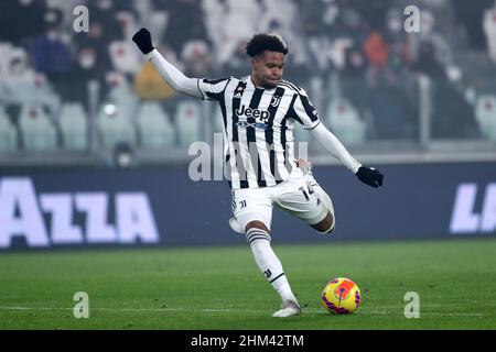 Turin, Italien. 06th. Februar 2022. Weston McKennie von Juventus FC kontrolliert den Ball während des Serie-A-Spiels zwischen Juventus FC und Hellas Verona FC im Allianz Stadium am 6. Februar 2022 in Turin, Italien. Quelle: Marco Canoniero/Alamy Live News Stockfoto