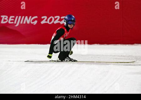 Non Exclusive: ZHANGJIAKOU, CHINA - 6. FEBRUAR 2022 - der ukrainische Skispringer Yevhen Marusiak nimmt an den Men's Normal Hill Einzelveranstaltungen Teil Stockfoto