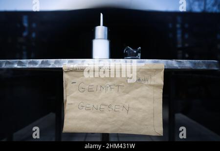 07. Februar 2022, Hamburg: Ein Schild mit der Aufschrift "nur Eintritt - geimpft (komplett) - geneselt" hängt im Fenster eines Cafés im Stadtteil Hamburg-Veddel. Foto: Christian Charisius/dpa Stockfoto