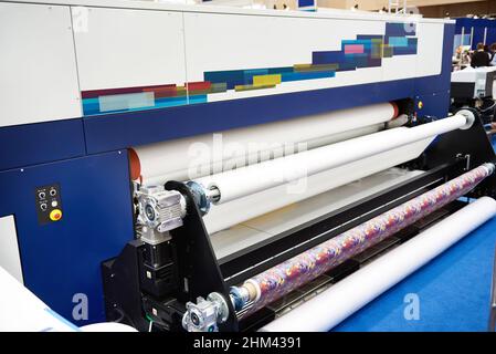 Rollen von Papier und Stoff in breiten industriellen Plottern Stockfoto