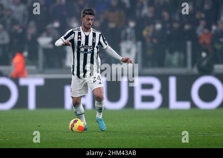 Turin, Italien. 06th. Februar 2022. Daniele Rugani von Juventus FC kontrolliert den Ball während des Serie-A-Spiels zwischen Juventus FC und Hellas Verona FC im Allianz Stadium am 6. Februar 2022 in Turin, Italien. Quelle: Marco Canoniero/Alamy Live News Stockfoto