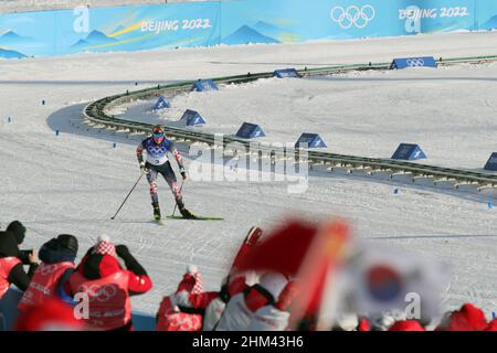 Non Exclusive: ZHANGJIAKOU, CHINA - 5. FEBRUAR 2022 - Therese Johaug aus Norwegen nähert sich der Ziellinie, um den 7,5km + 7,5km Skiathlon der Frauen zu gewinnen Stockfoto