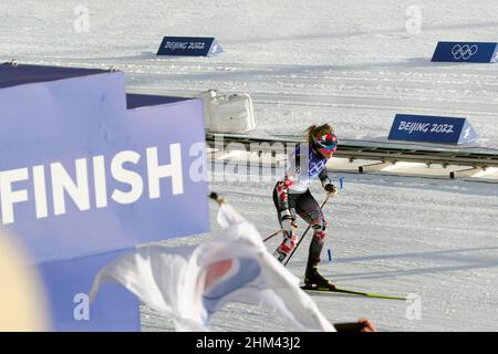 Non Exclusive: ZHANGJIAKOU, CHINA - 5. FEBRUAR 2022 - Therese Johaug aus Norwegen nähert sich der Ziellinie, um den 7,5km + 7,5km Skiathlon der Frauen zu gewinnen Stockfoto