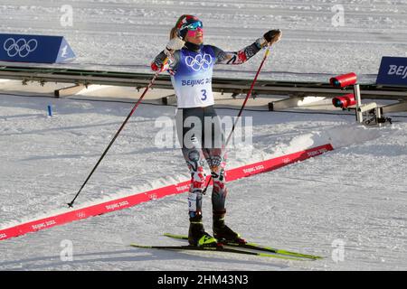 Nicht exklusiv: ZHANGJIAKOU, CHINA - 5. FEBRUAR 2022 - Therese Johaug aus Norwegen feiert den Gewinn des Skiathlon-Events der Frauen 7,5km + 7,5km bei t Stockfoto