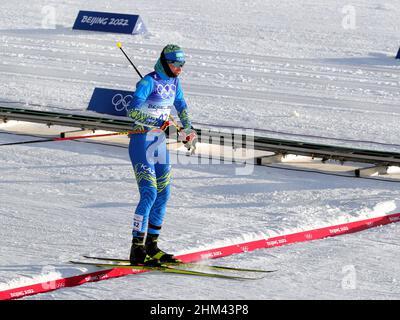 Non Exclusive: ZHANGJIAKOU, CHINA - 5. FEBRUAR 2022 - Valeriya Tyuleneva aus Kasachstan überquert die Ziellinie während der Women's 7,5km + 7,5km Skiat Stockfoto